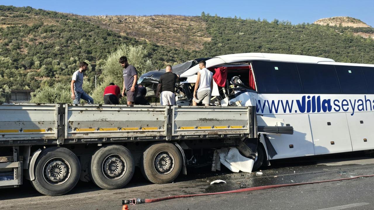 Peş peşe feci kazalar: 4 ölü, 35 yaralı