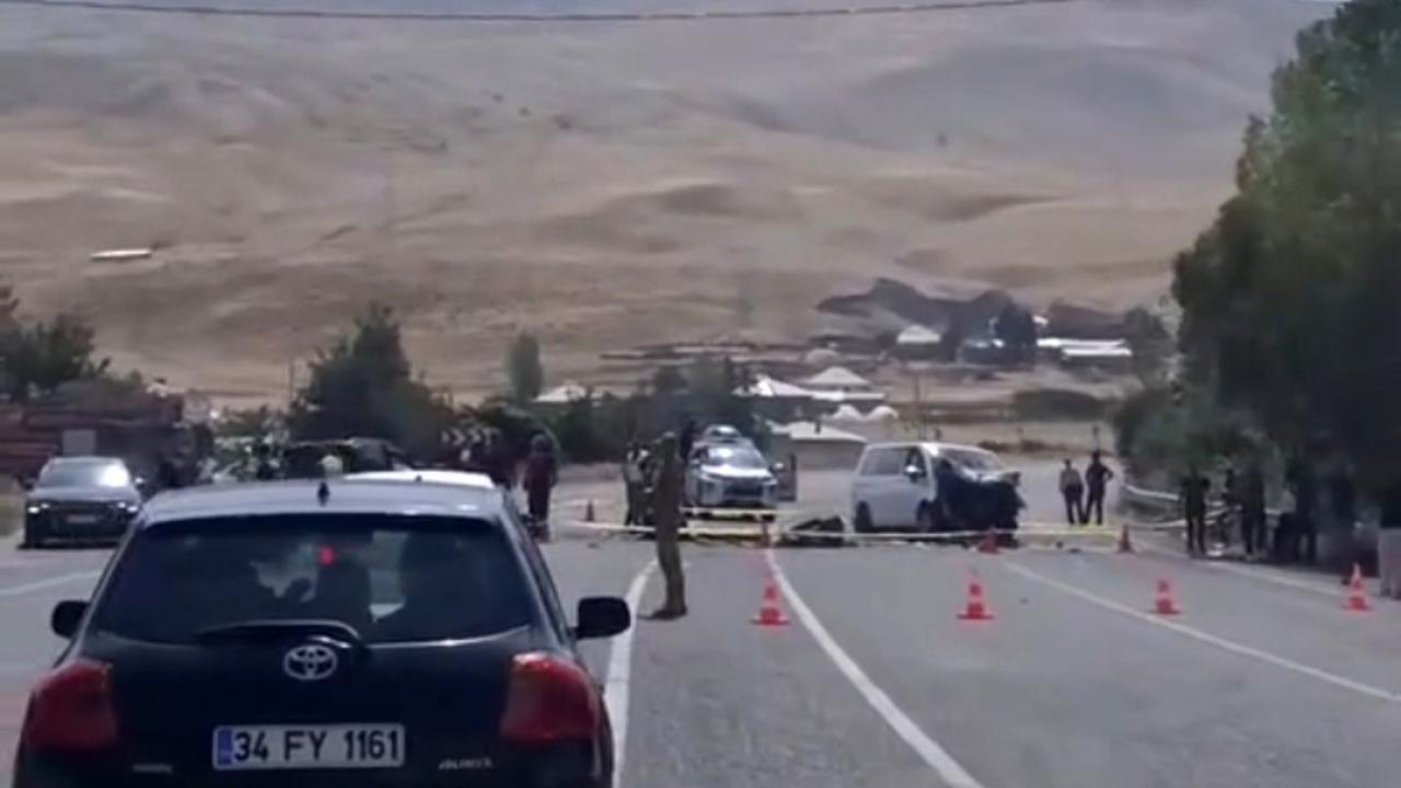 Van'da araçlar kafa kafaya çarpıÅtı! Ãok sayıda ölü ve yaralı var
