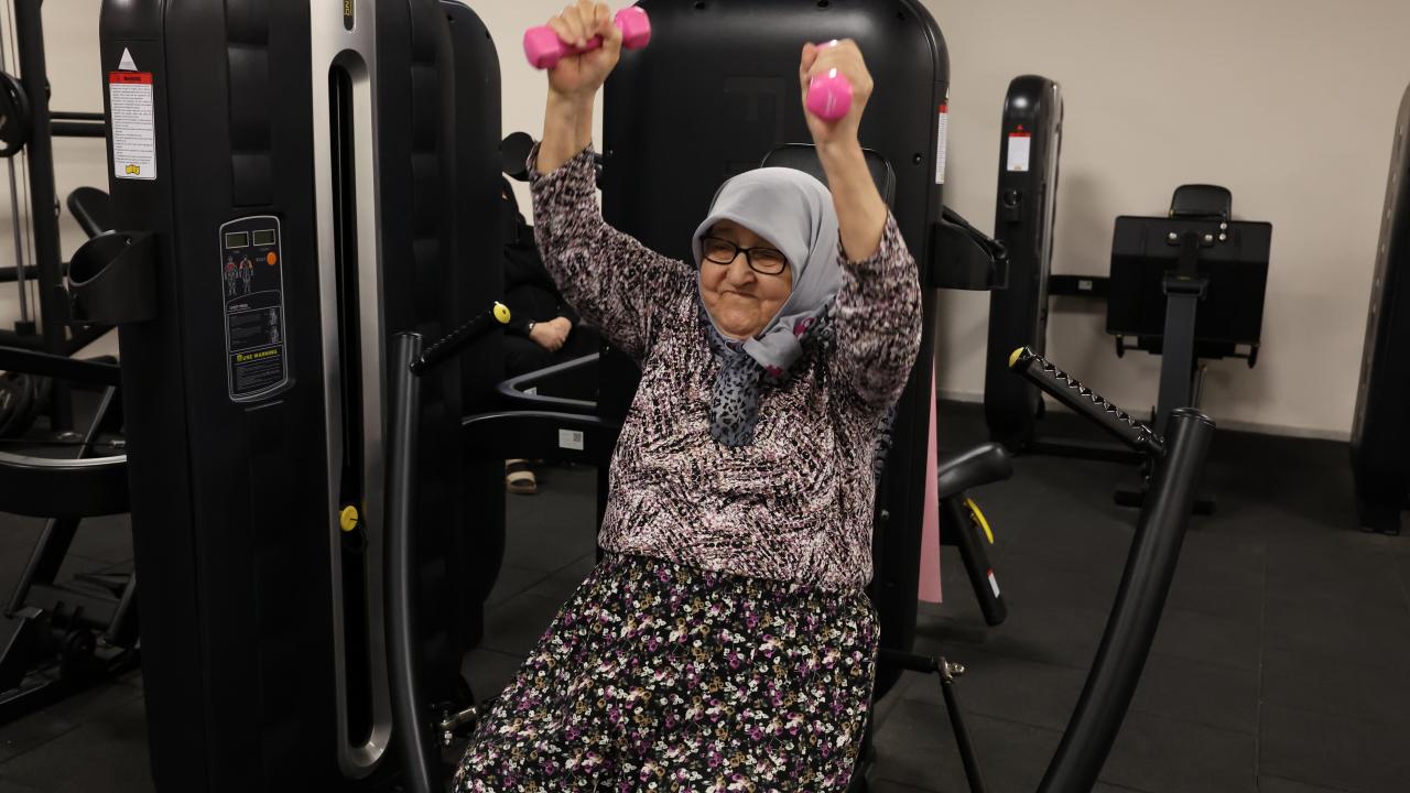 82 yaÅındaki kadın, sporla bastonunu attı
