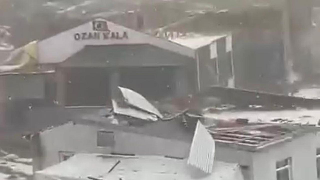 Ardahan'da Åiddetli fırtına evlerin çatılarını uçurdu!