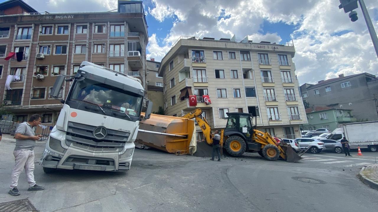 Damperi açık hafriyat kamyonu, park halindeki aracın üzerine devrildi