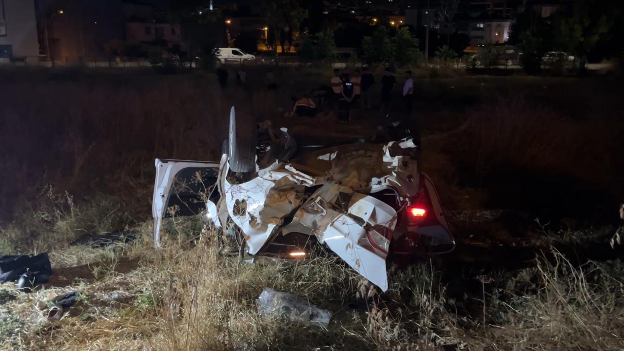 Direksiyon hakimiyetini kaybeden otomobil tarlaya uçtu: Yaralılar var