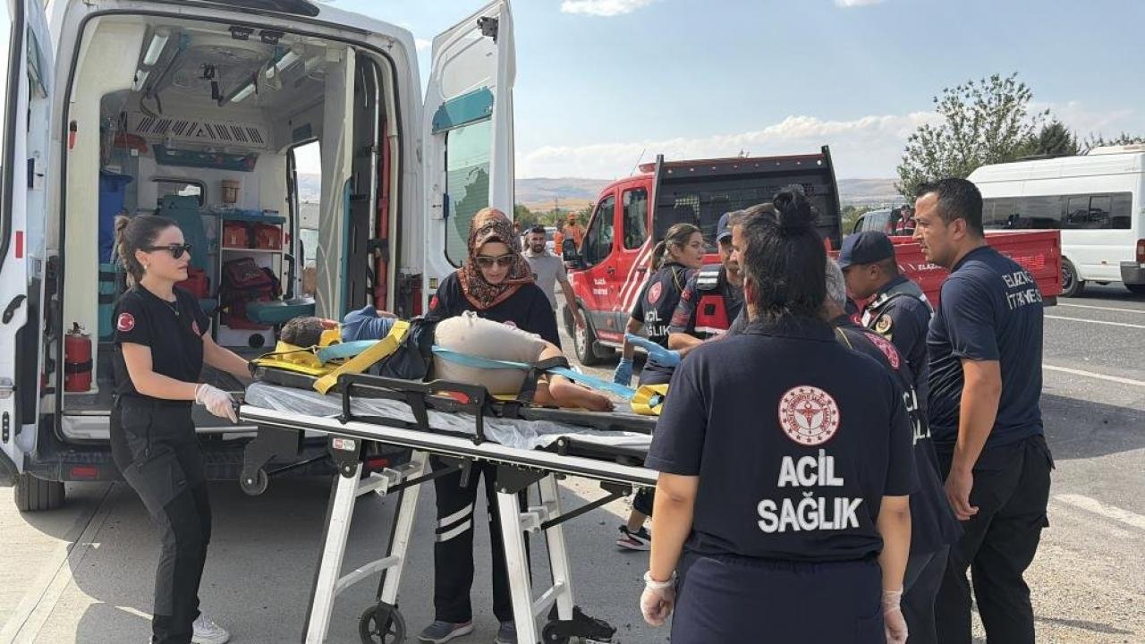 ElazıÄ'da minibüs ile hafif ticari araç çarpıÅtı…