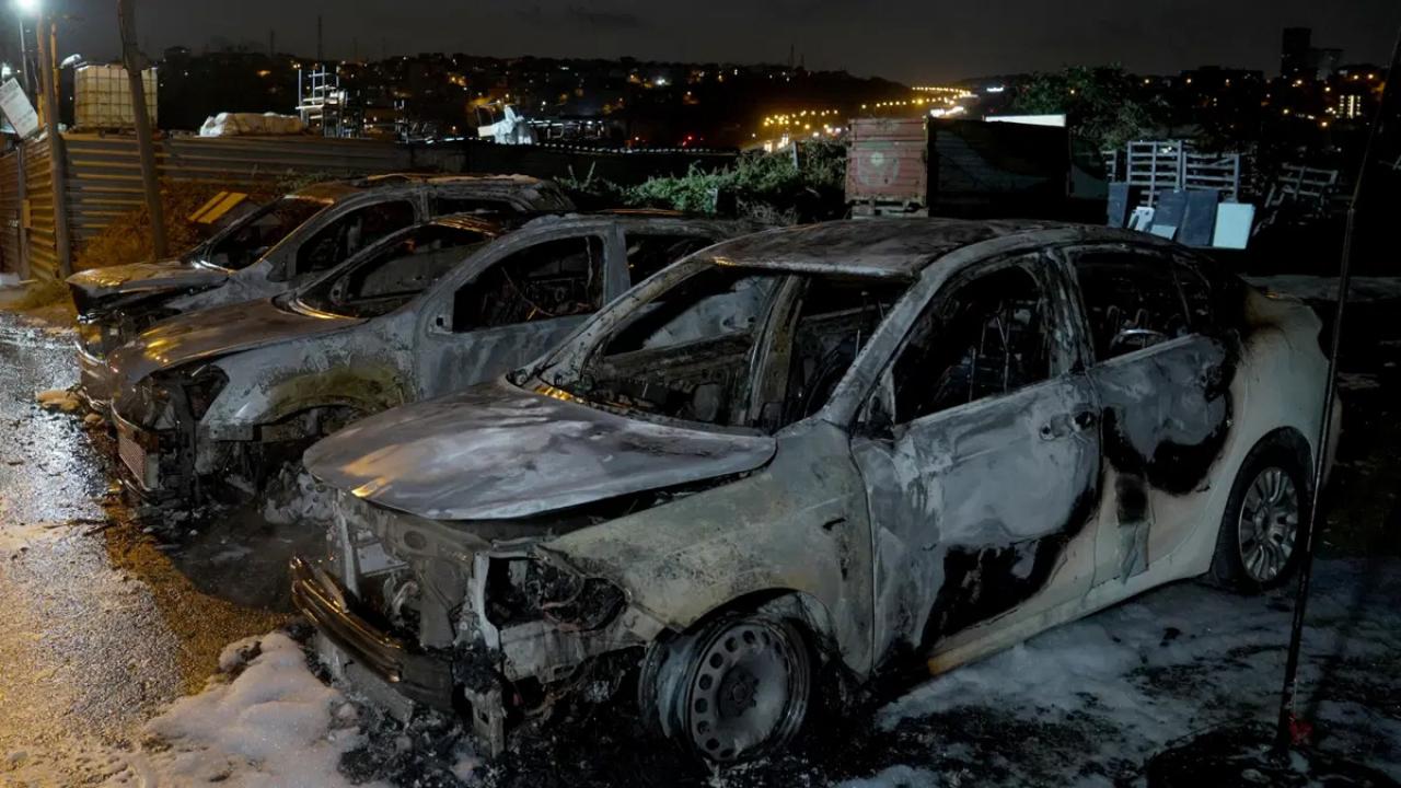 Galerideki araçlar alevlere teslim oldu
