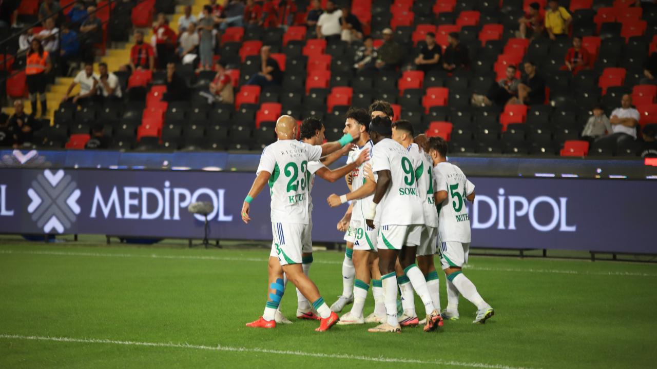 Gaziantep'te Çaykur Rizespor rüzgarı! FiÅi ilk yarıda çektiler