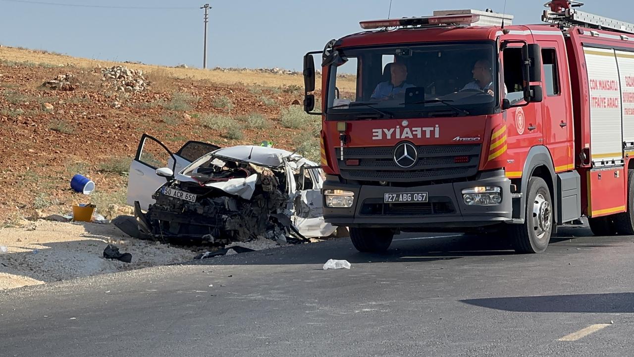 Gaziantep'te otomobil ile hafif ticari aracın çarpıÅtıÄı kazada 2 kiÅi öldü