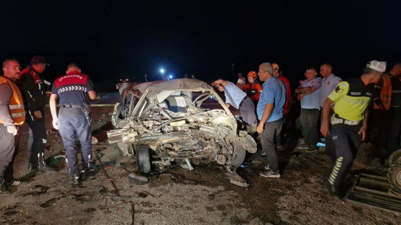 iki otomobilin kafa kafaya çarpıÅtı: 1 ölü, 1 yaralı