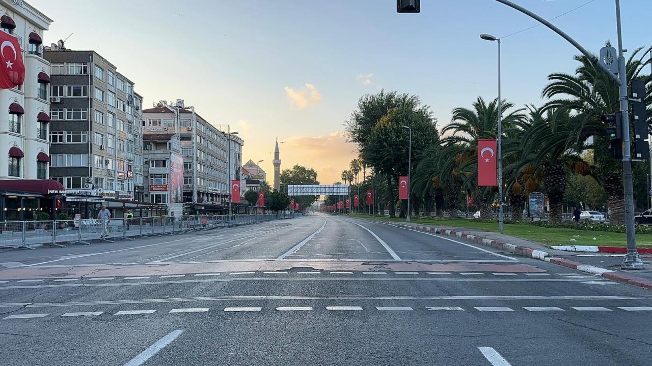 İstanbul'da Zafer Bayramı kutlamaları nedeniyle bazı yollar trafiÄe kapatıldı