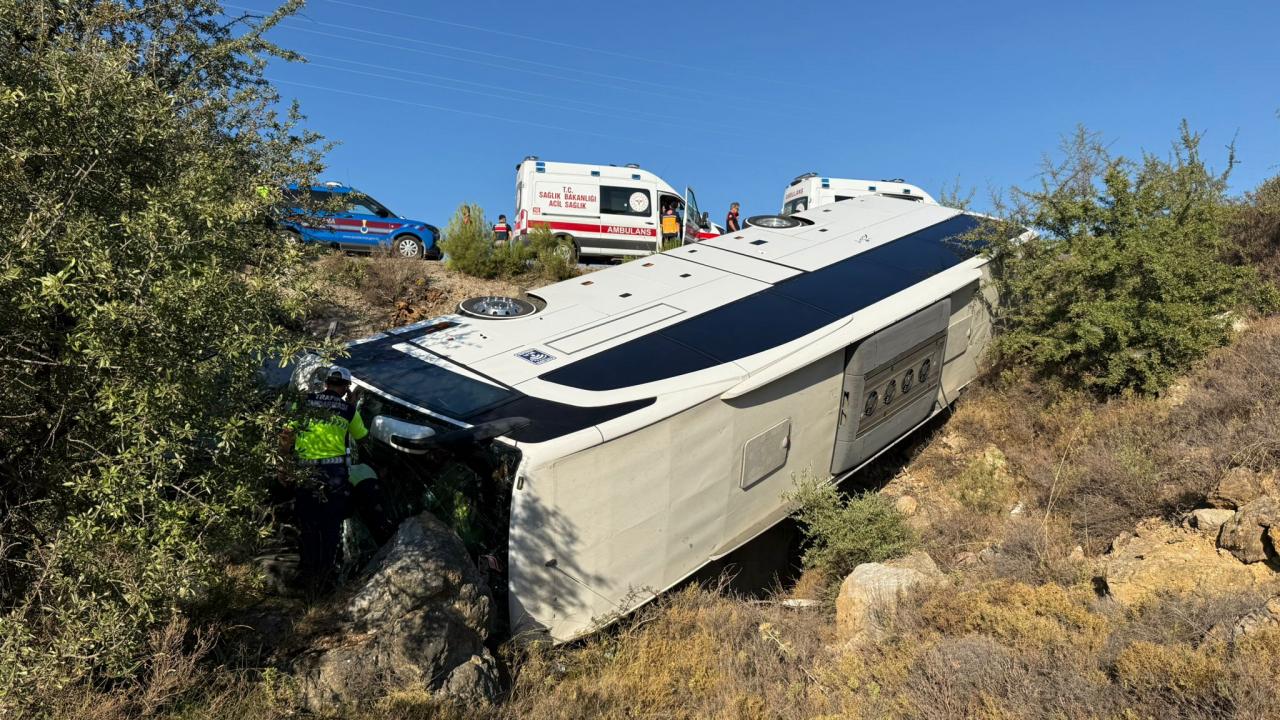 İzmir'de otobüsle çarpıÅan otomobildeki 2 kiÅi öldü