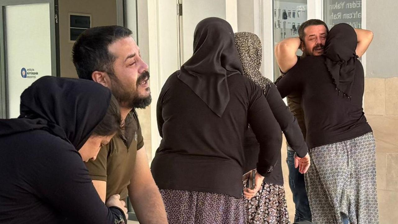 Ãlümüne sebep olduÄu bebeÄinin cenazesini beklerken sinir krizi geçirdi!