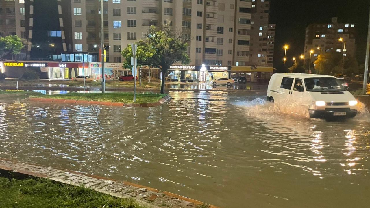 Kayseri'de saÄanak sele dönüÅtü; yollar göle döndü