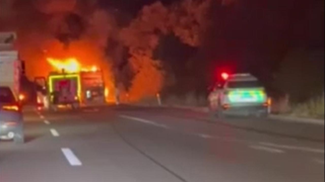 TEMâde korku dolu anlar: Yolcu otobüsü alev topuna döndü