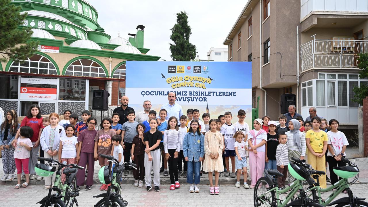 BaÅkan Altay, çocuklara bisiklet hediye etti