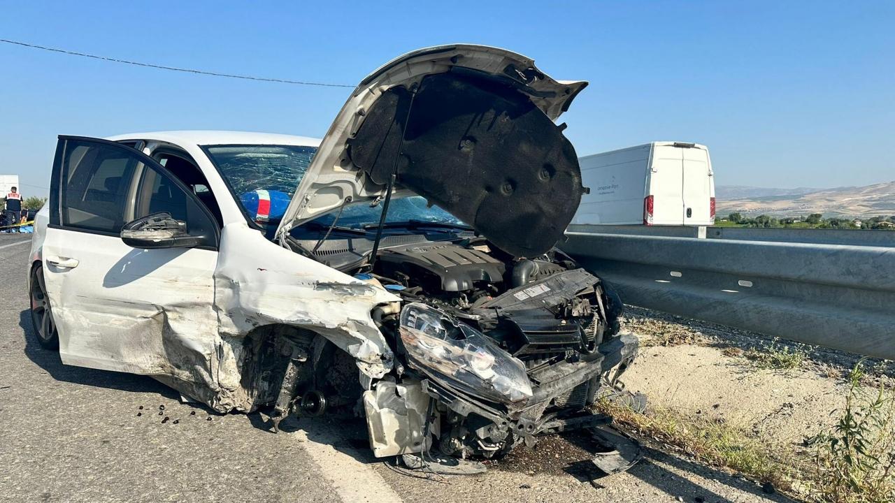 Otomobil motosiklete çarptı: 1 ölü, 1'i bebek 3 ya…