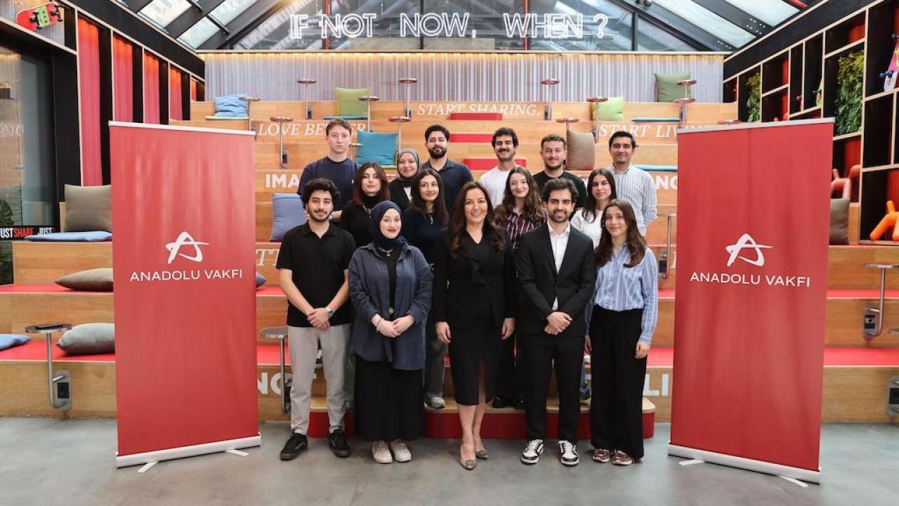 Anadolu Vakfı burs programı gençlere bursun ötesin…