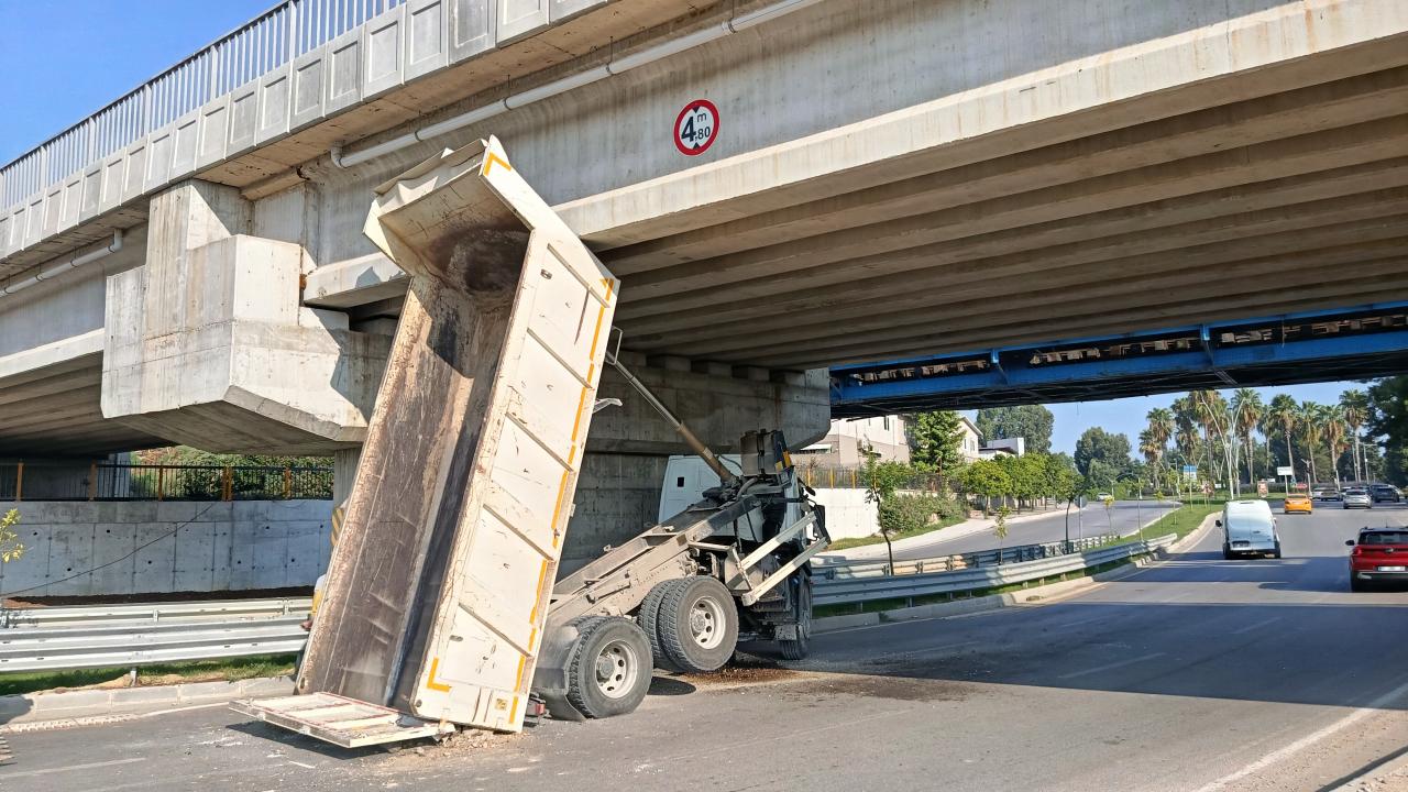 ASKİ kamyonunun damperi köprüde takılı kaldı