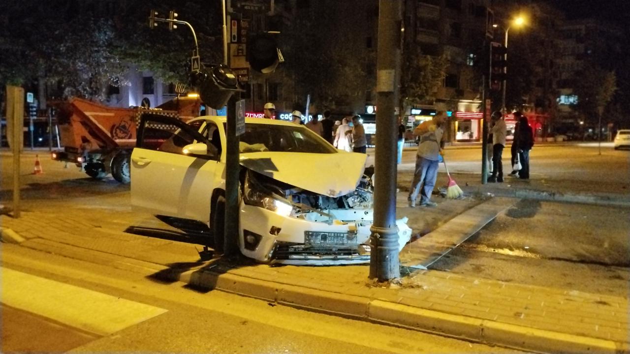 İnegöl'de iki otomobil çarpıÅtı: 7 kiÅi yaralandı