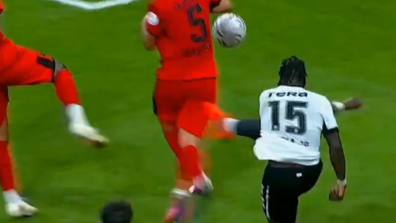 Dolmabahçe'de VAR devrede! Hakem penaltı noktasını gösterdi