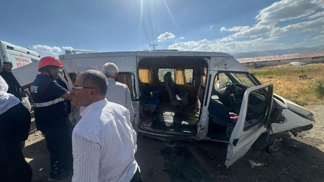 Hakkari'de minibüs rögar çukuruna çarptı 6 yaralı