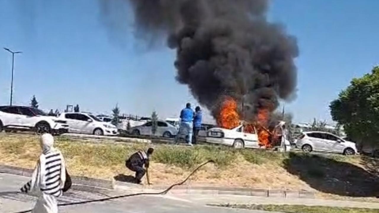 Hastane otoparkında yanan araç kullanılmaz hale geldi