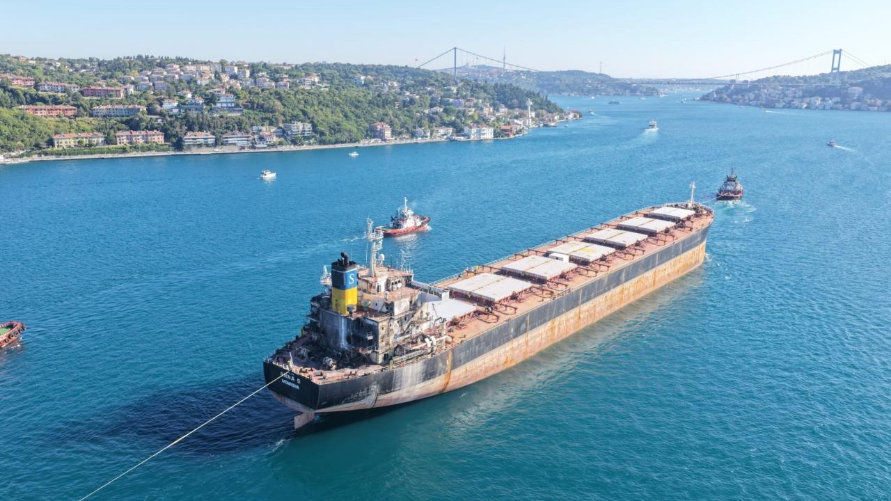 İHA saldırısına uÄrayan gemi İstanbul BoÄazı'ndan geçti