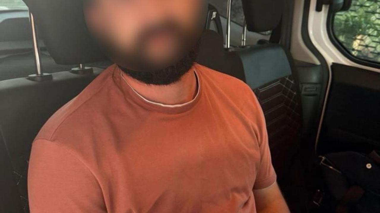 Kırmızı bültenle aranan Åüpheli yakayı ele verdi