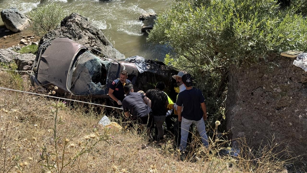 Bingöl'de feci kaza: Otomobil paramparça oldu! Ãlü ve yaralılar var