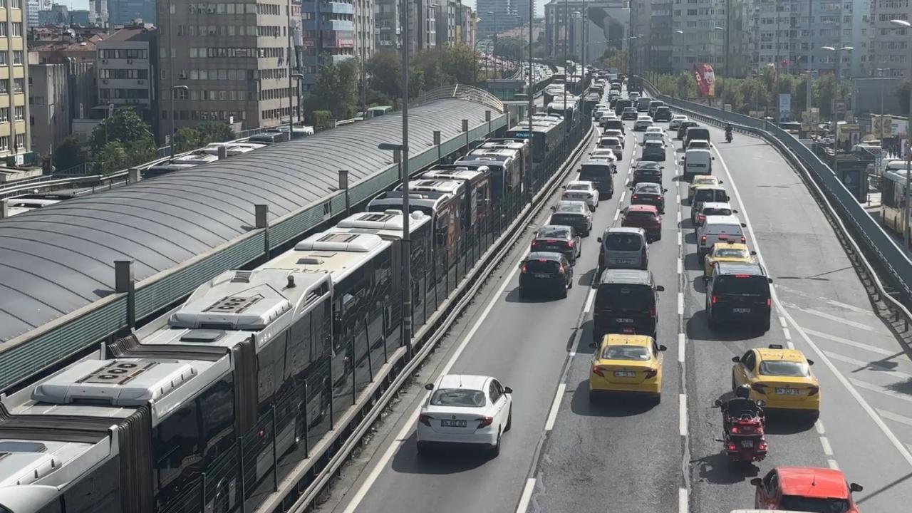 Mecidiyeköyâde metrobüs arızası trafiÄi kilitledi