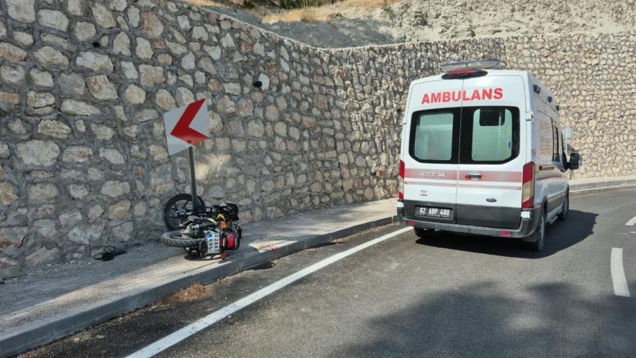 Motosiklet önce yön levhasına, sonra duvara çarptı: 1 aÄır yaralı