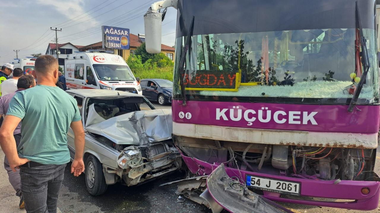 Sakarya'da halk otobüsü ile otomobil kafa kafaya çarpıÅtı: 5 yaralı