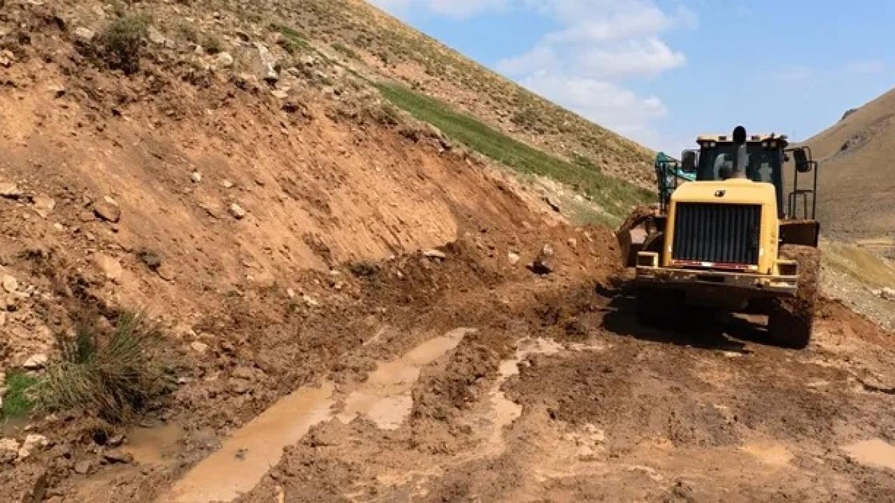 Sel nedeniyle kapanan 14 köy yolu açıldı!