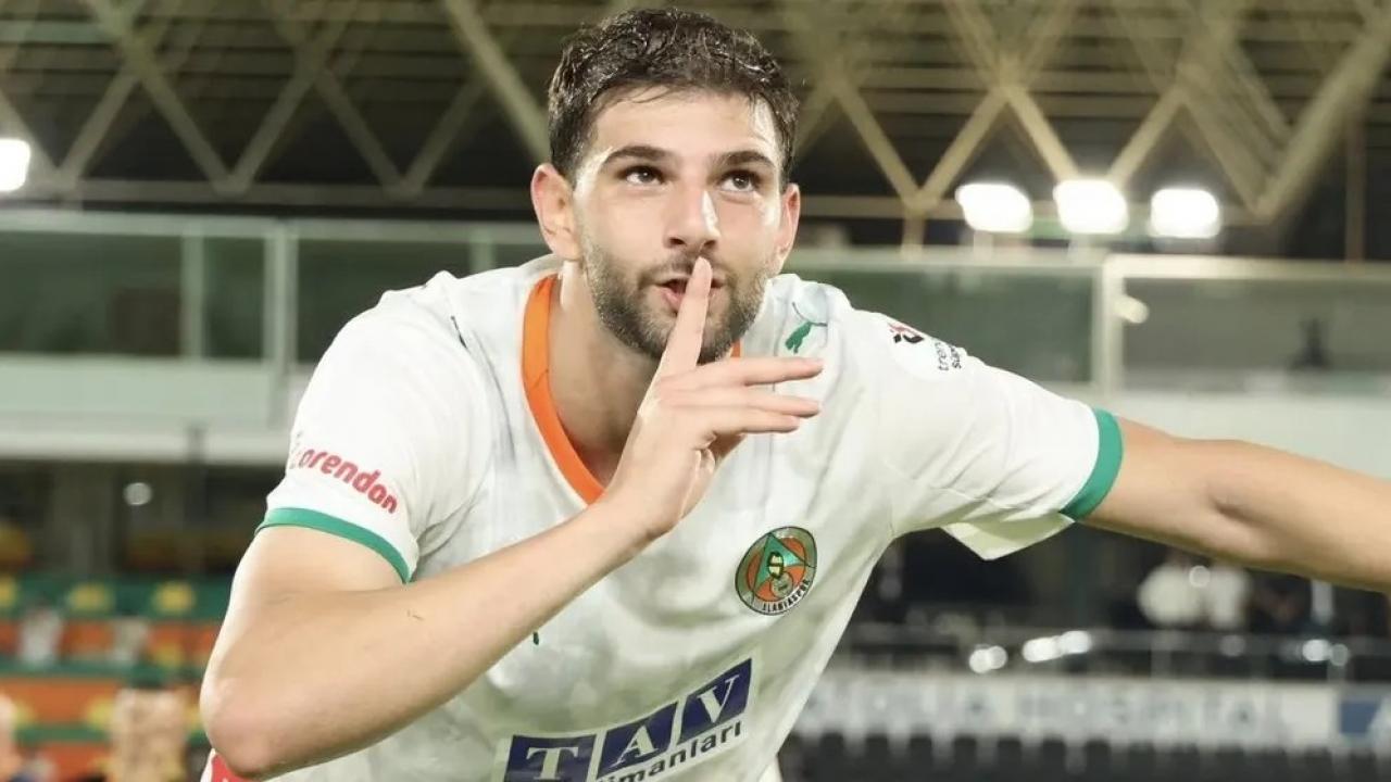 Süper Lig devleri peÅindeydi! BeÅiktaÅ 22'lik Türk stoperi bitirdi