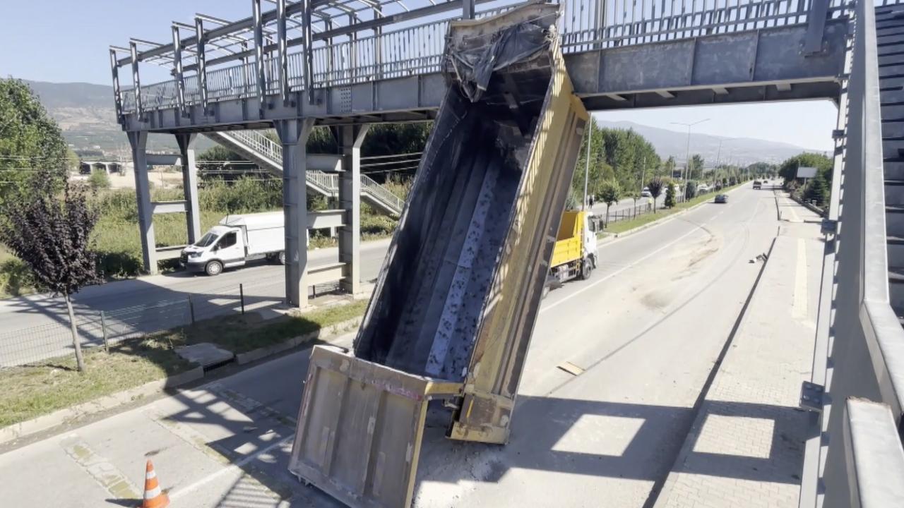 Tokat'ta korkutan kaza: Kamyonun kopan damperi üst geçitte asılı kaldı