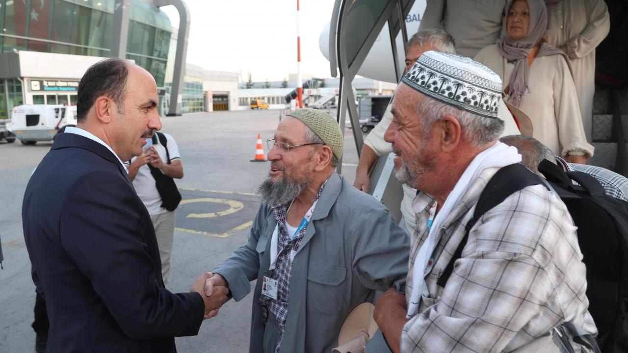 Vefa umresi ilk kafilesi döndü: BaÅkan Altay karÅıladı