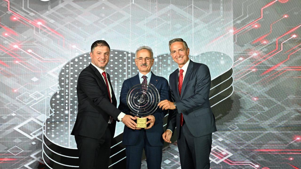 Vodafone, DAMAC Digital iÅ birliÄiyle İzmir Veri Merkezi’nin ilk fazını yaklaÅık 100 milyon dolarlık yatırımla hizmete açtı