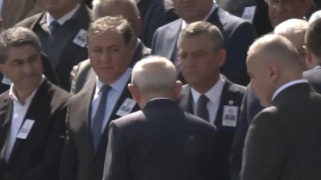 Yeni Parti'nin kuruluÅunun ardından ilk temas! KılıçdaroÄlu ve Ãzgür Ãzel tokalaÅtı