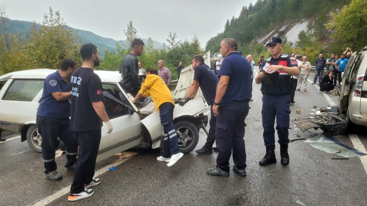 Kastamonu’da feci kaza! 2 araç çarpıştı: 1’i bebek 7 yaralı