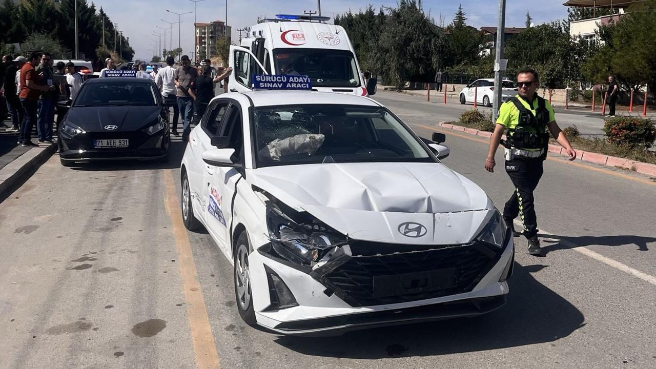 14 yaşındaki çocuğun kullandığı araç sınav aracına çarptı: 4 yaralı
