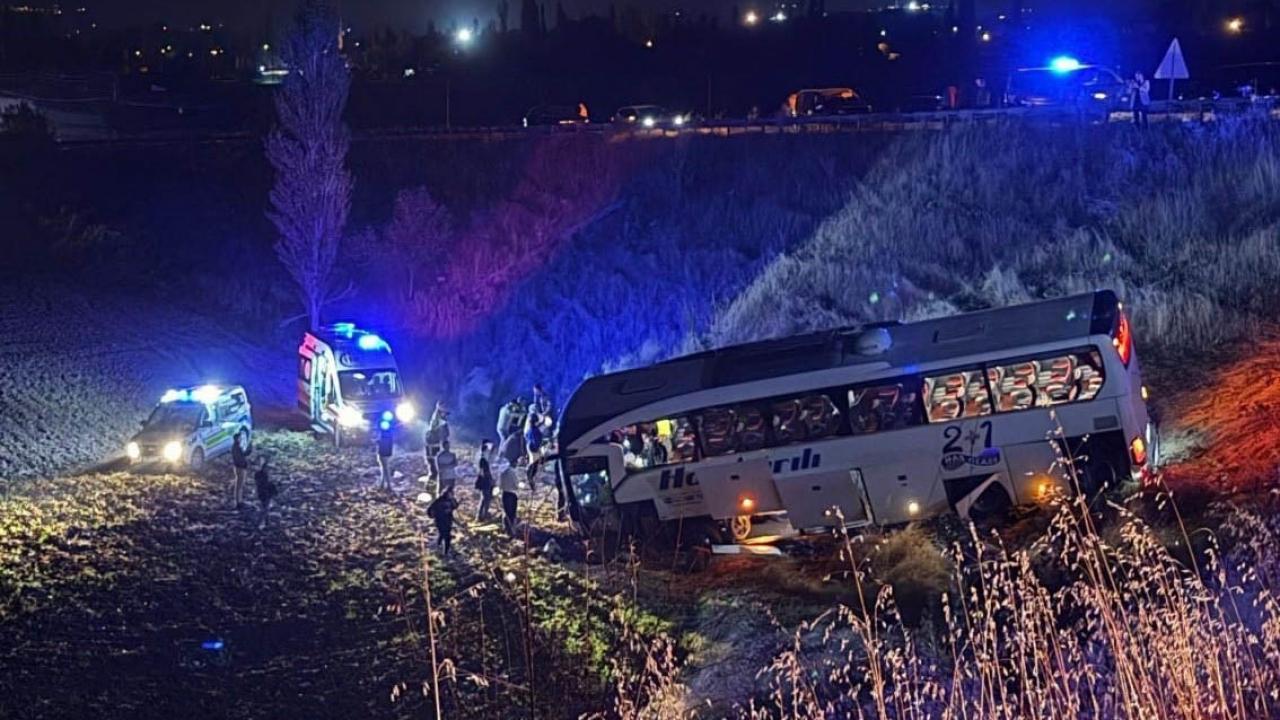 Amasya’da feci kaza! Yolcu otobüsü şarampole uçtu, 24 kişi yaralandı