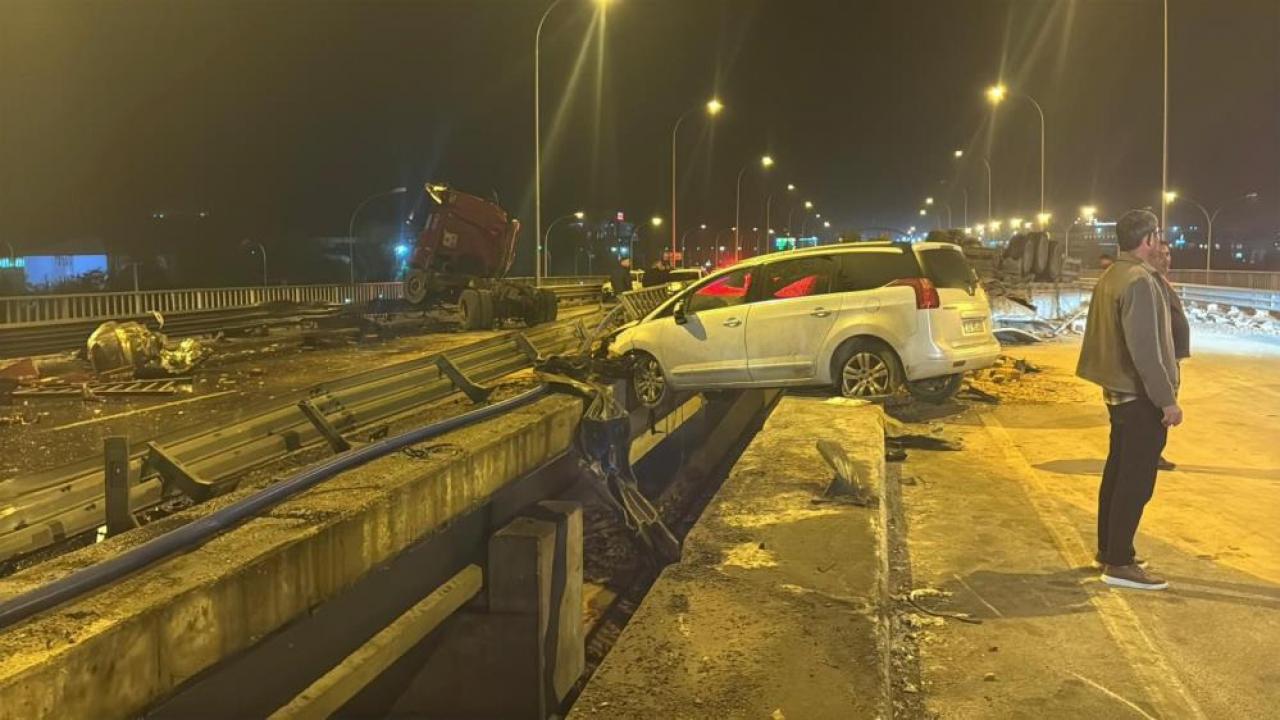 Tır ile otomobiller çarpıştı: Ölü ve çok sayıda yaralı var