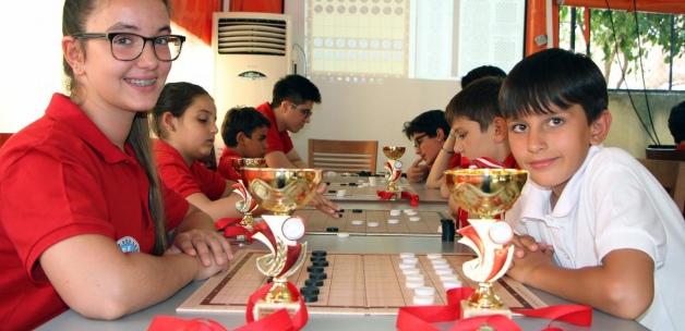 İzmirli çocuklar Estonya'dan kupalarla döndü