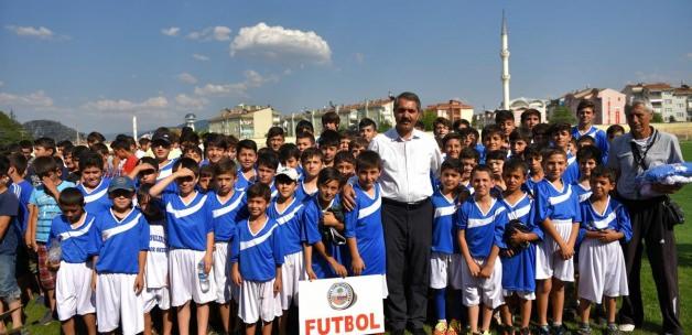 Turhal'da yaz spor okulu öğrencilerine formaları dağıtıldı
