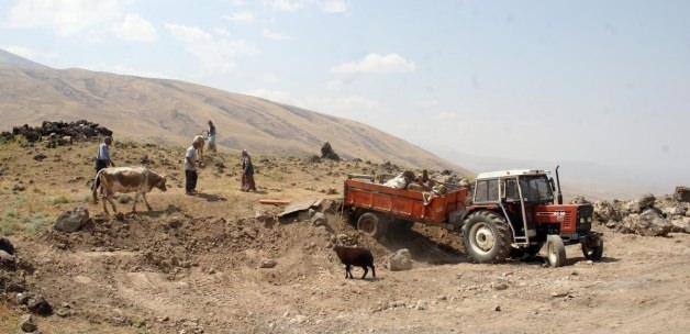 PKK'lılara önlem için kazılan hendeği doldurmaya çalıştılar