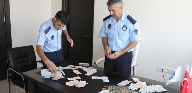 Dilencinin üzerinden 16 bin 600 lira çıktı