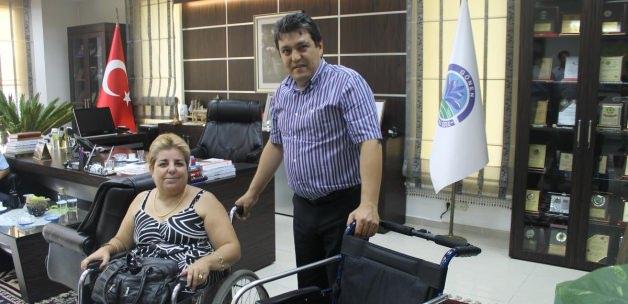 Gönen'de engelli vatandaşa akülü araç hediye edildi
