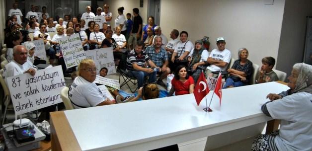 Balıklıova sakinleri CHP İzmir İl Başkanlığını işgal etti