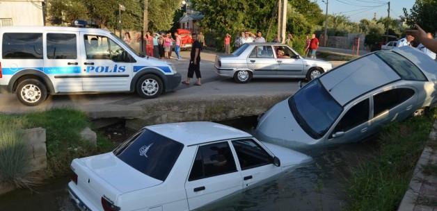 Kaza yapan iki otomobil sulama kanalına düştü
