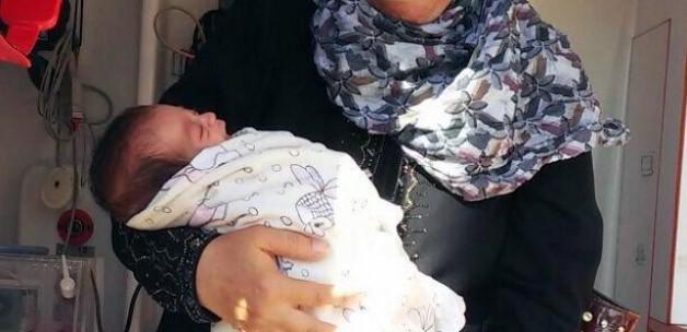 Sınırda doğan bebek 4 ay sonra ailesine kavuştu