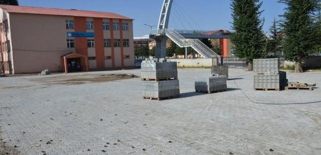 Tatvan'da okul bahçeleri parkeyle kaplanıyor