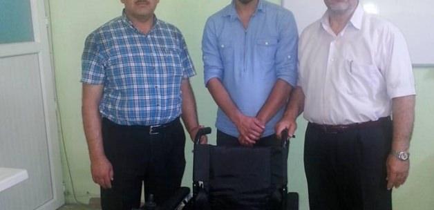 Engelli imama tekerlekli sandalye yardımı